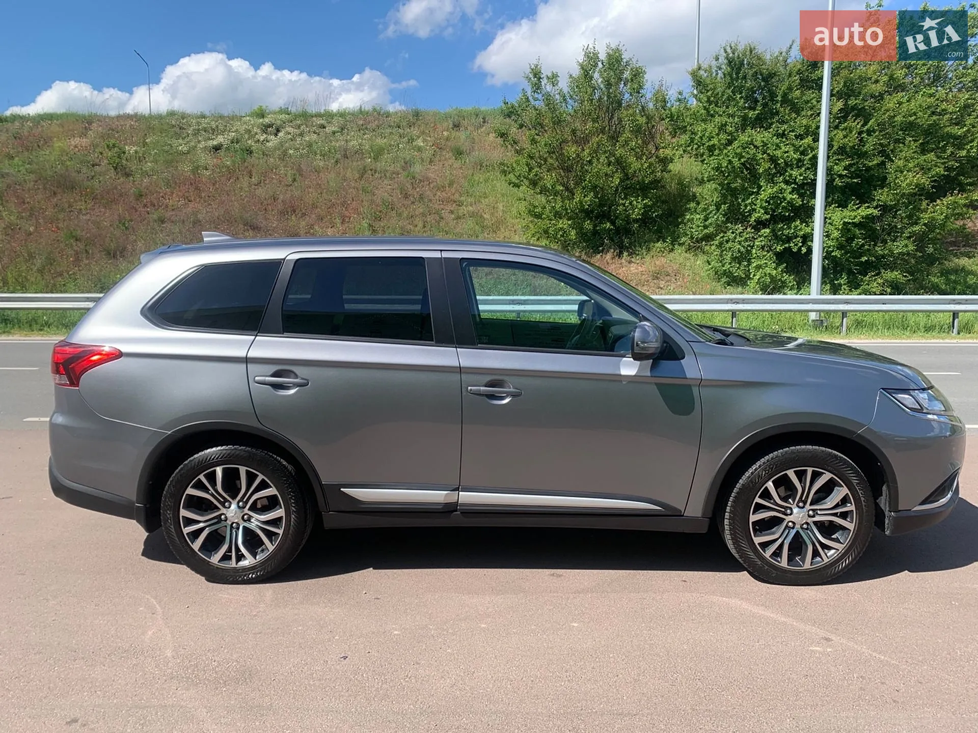 2020 Mitsubishi Outlander - мініатюра 2