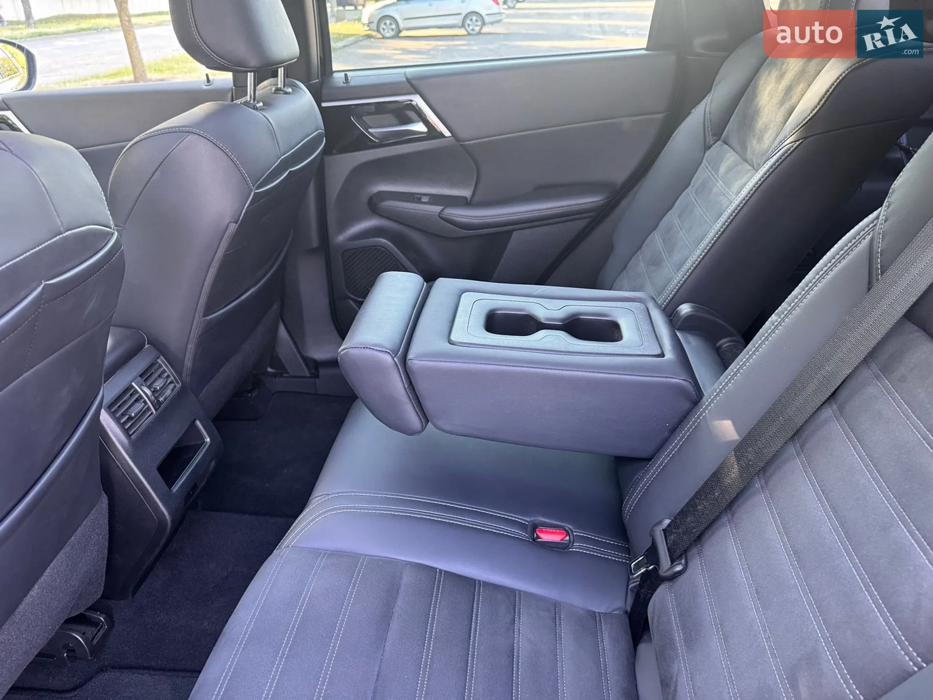 2022 Mitsubishi Outlander - мініатюра 31