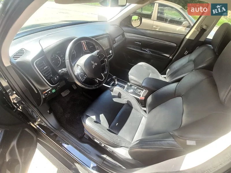 Mitsubishi Outlander 2019 VIN JA4AZ3A31LZ025228 фото оголошення 4 з 51