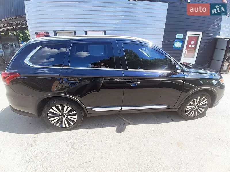 Mitsubishi Outlander 2019 VIN JA4AZ3A31LZ025228 фото оголошення 10 з 51