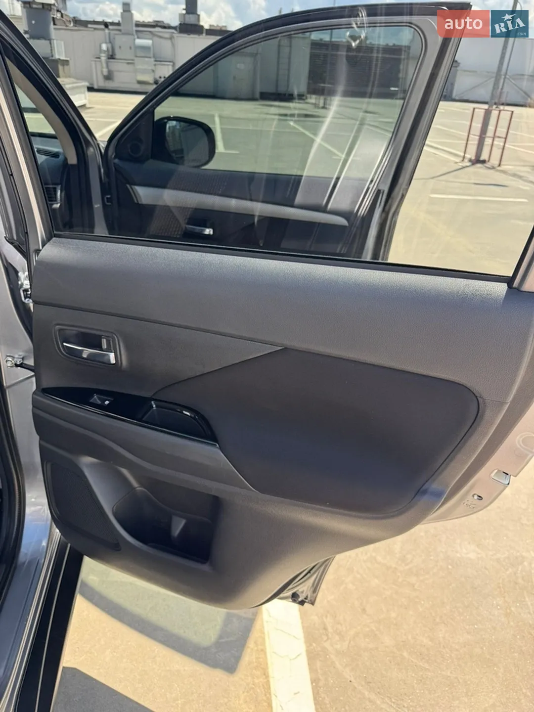 2016 Mitsubishi Outlander - мініатюра 16