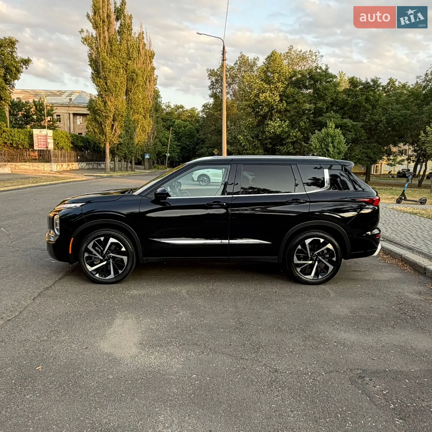 2021 Mitsubishi Outlander - мініатюра 3