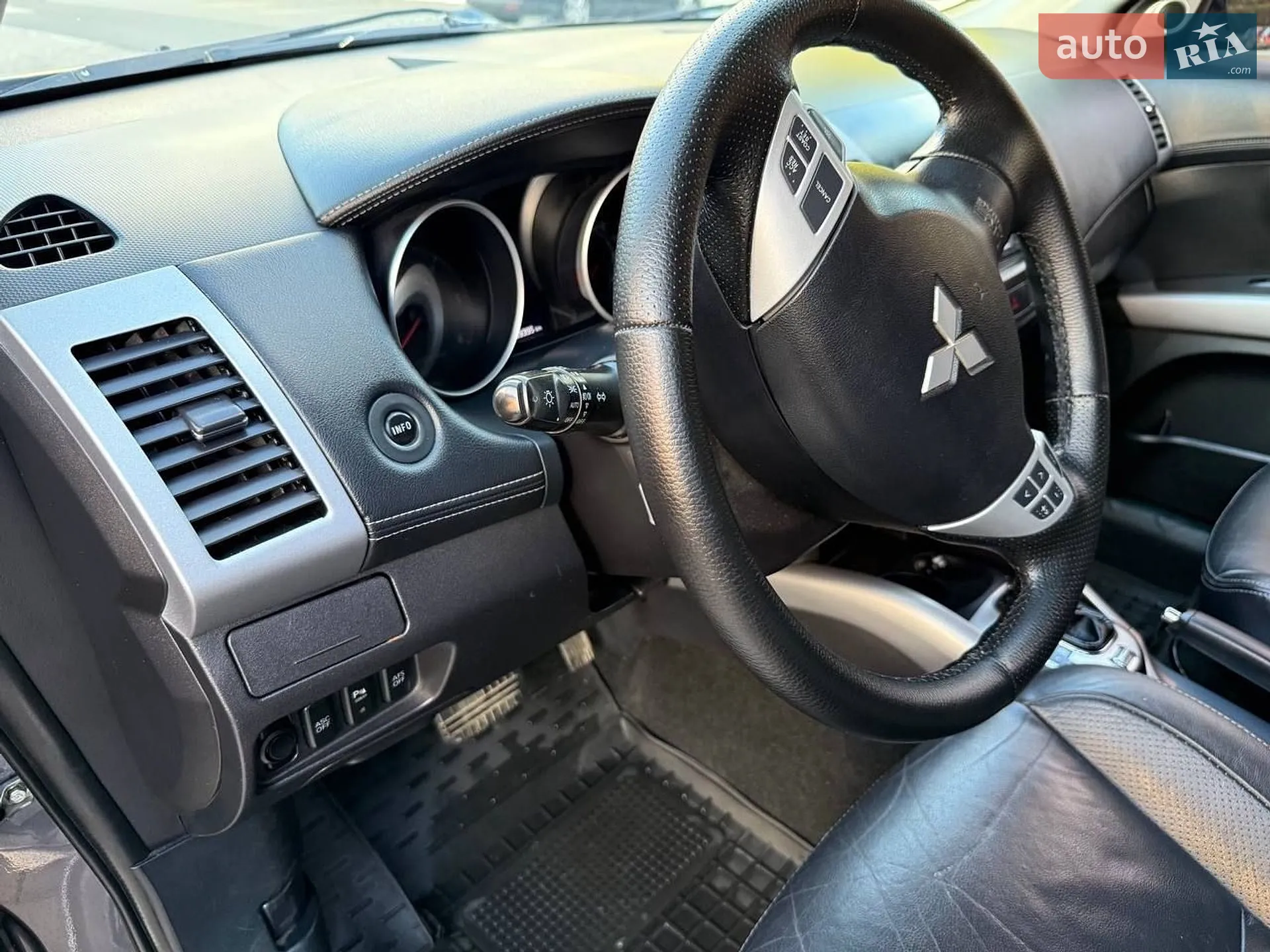 2010 Mitsubishi Outlander - мініатюра 16