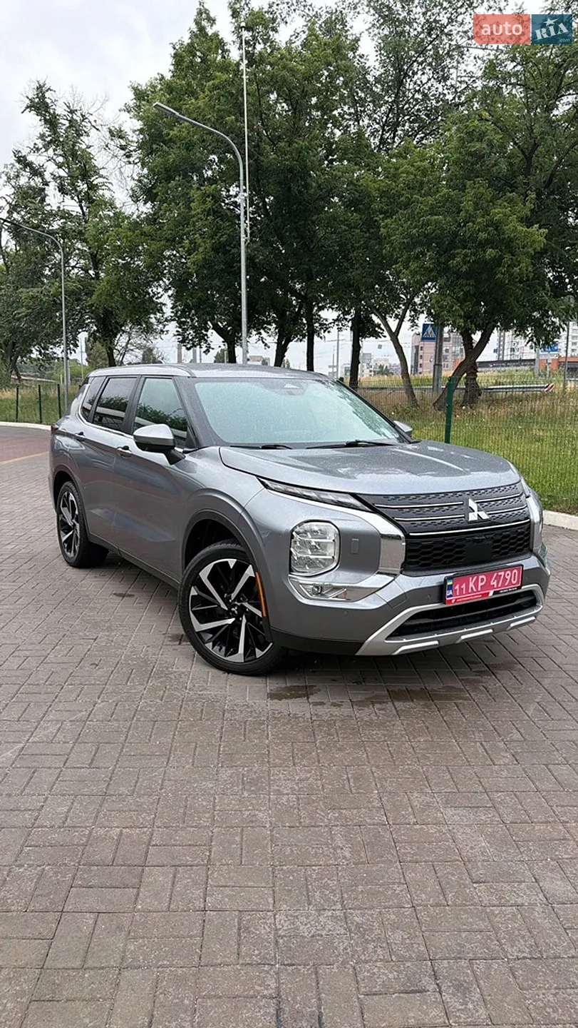 2022 Mitsubishi Outlander - фото 1