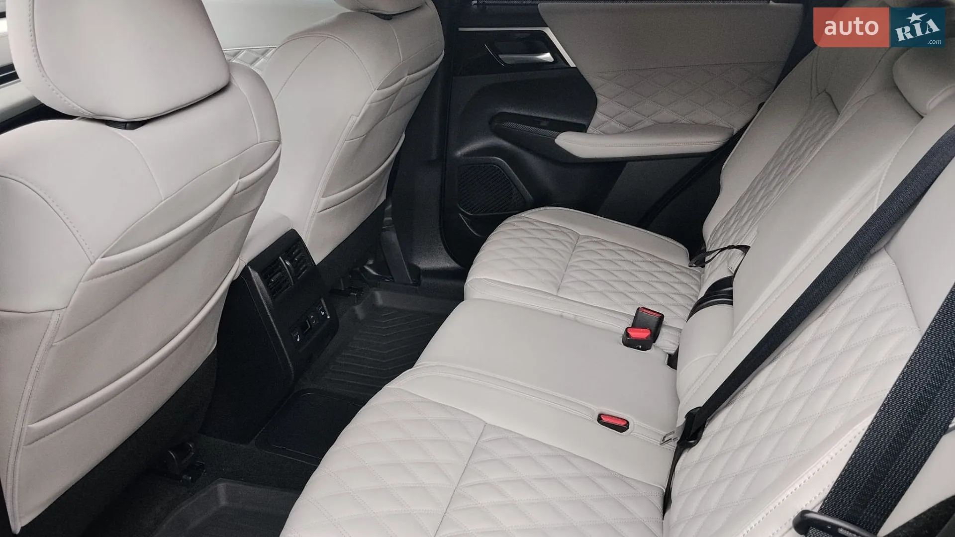 2025 Mitsubishi Outlander - мініатюра 28