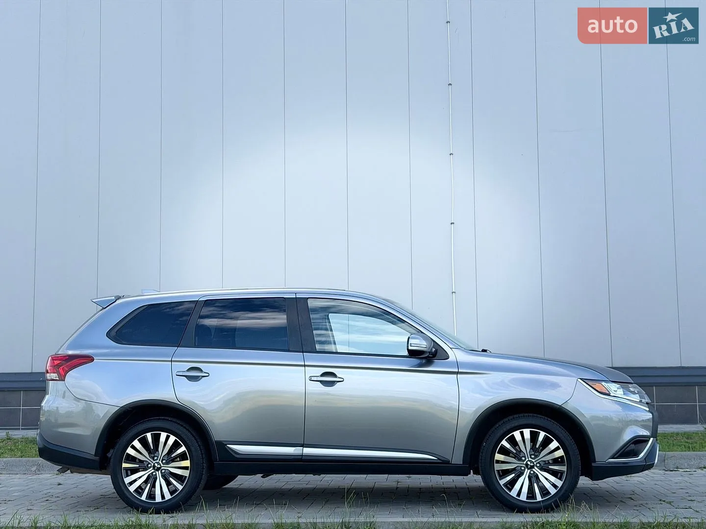 2019 Mitsubishi Outlander - мініатюра 2