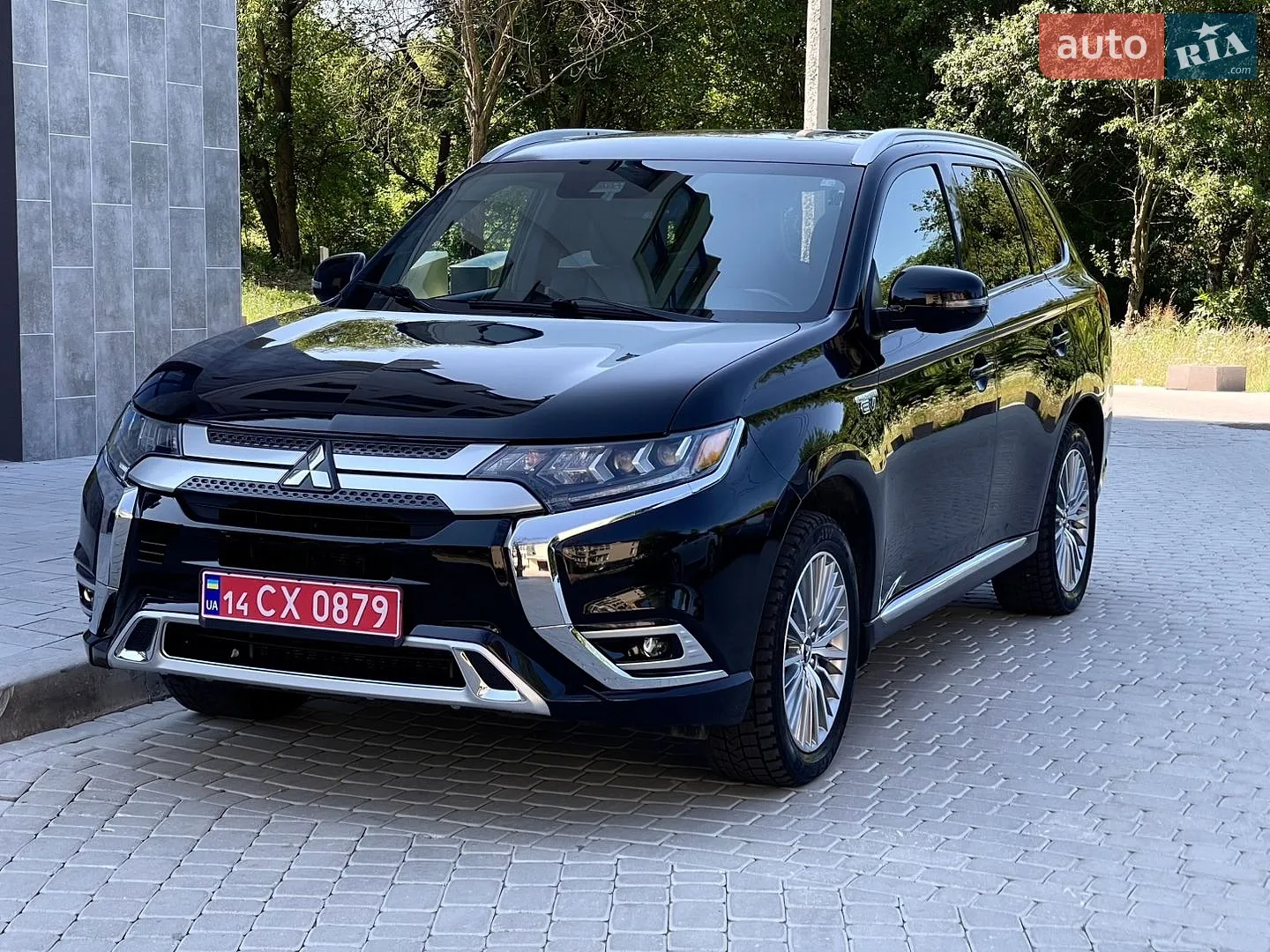 2020 Mitsubishi Outlander - фото 1