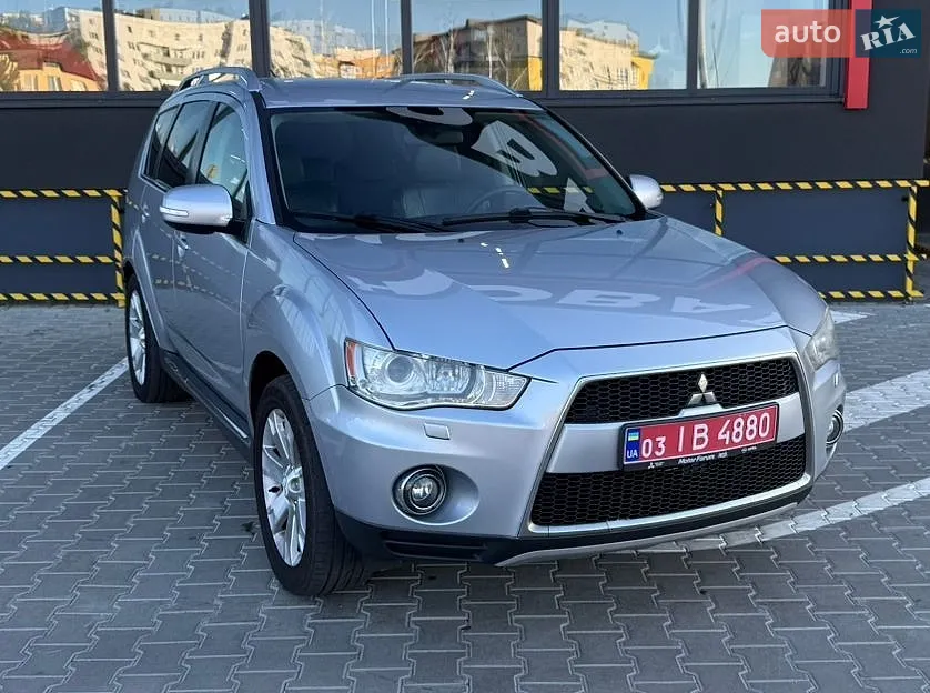 2010 Mitsubishi Outlander - фото 1