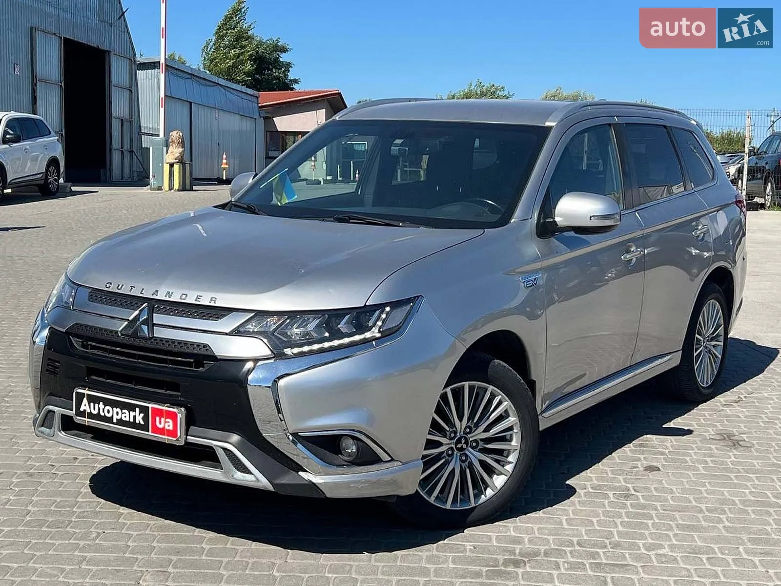 2019 Mitsubishi Outlander - фото 1