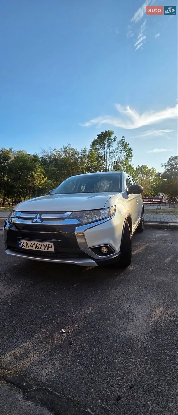 2017 Mitsubishi Outlander - фото 1