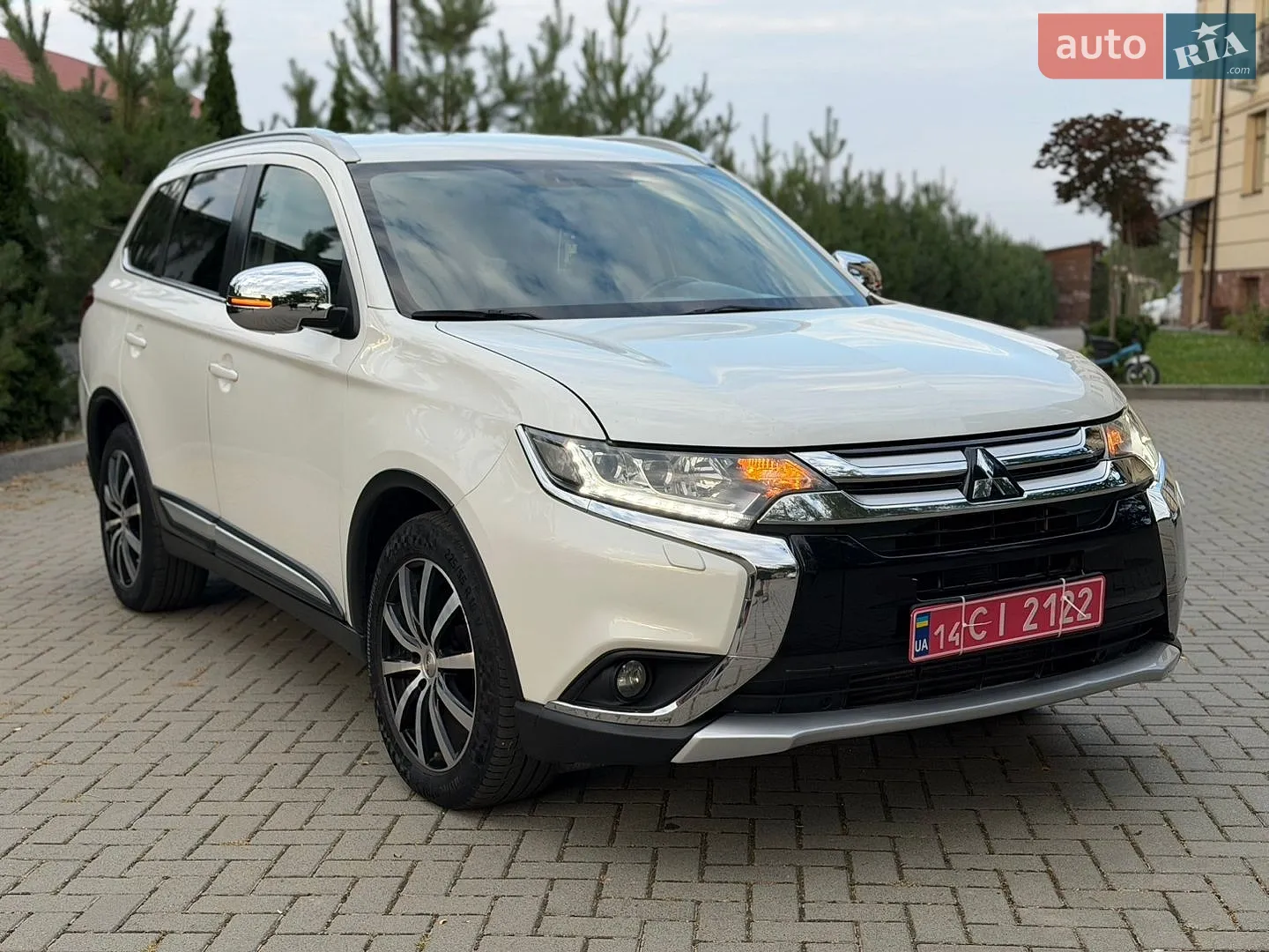 2016 Mitsubishi Outlander - фото 1