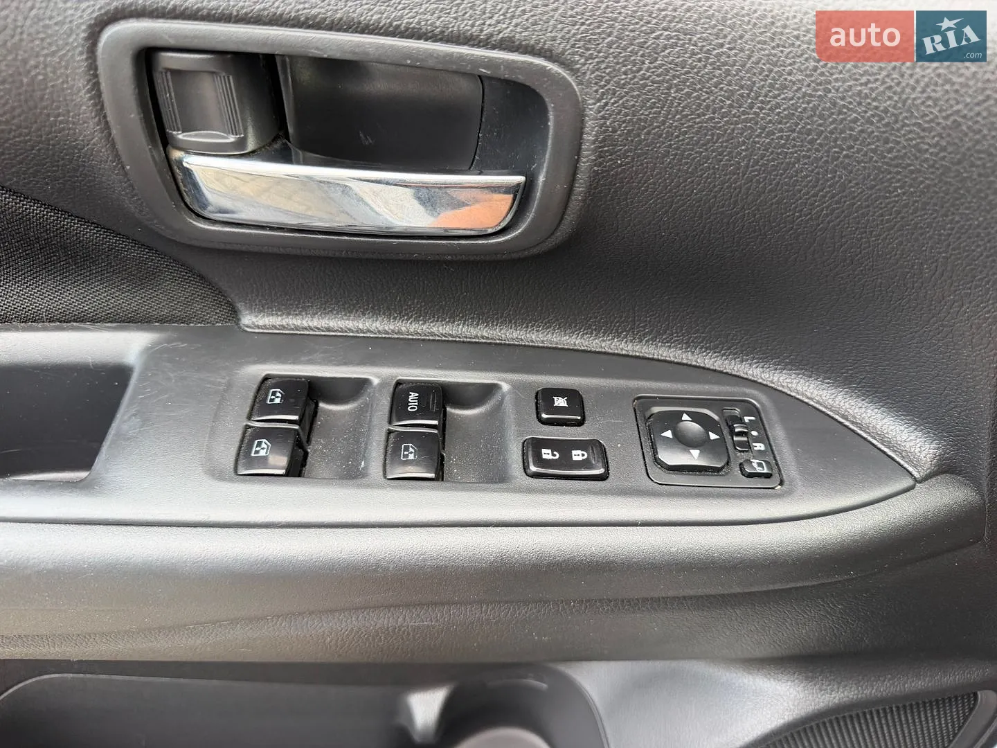 2016 Mitsubishi Outlander - мініатюра 28