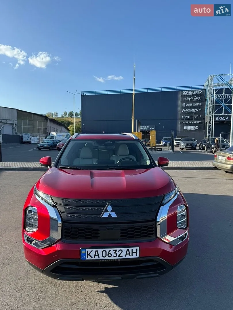 2022 Mitsubishi Outlander - фото 1