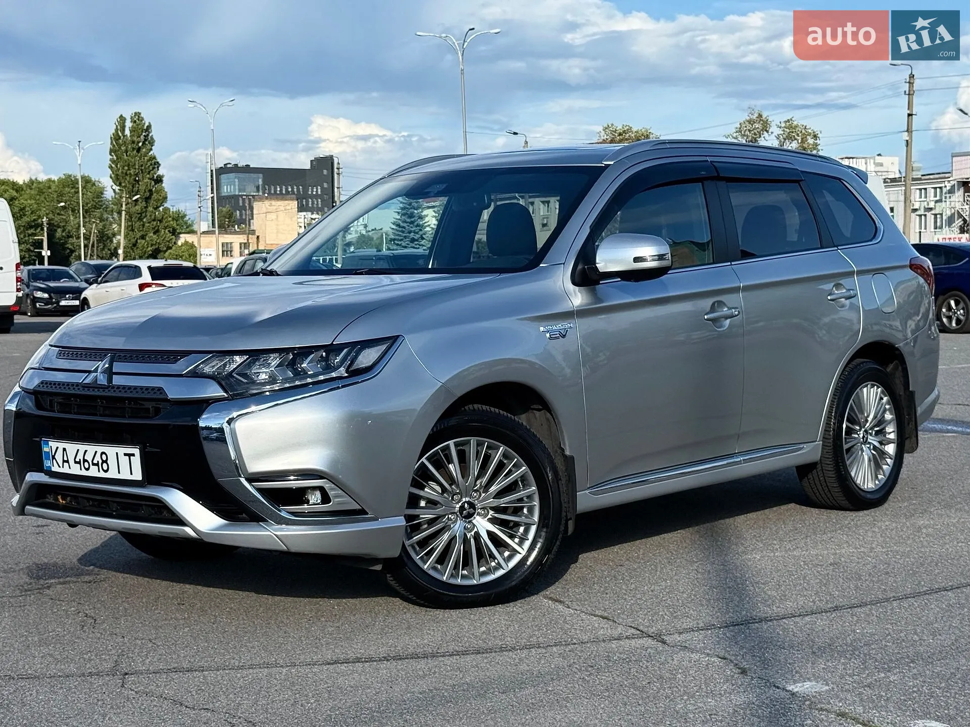 2020 Mitsubishi Outlander - фото 1