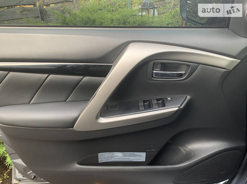 Позашляховик / Кросовер Mitsubishi Pajero Sport 2016 в Ужгороді