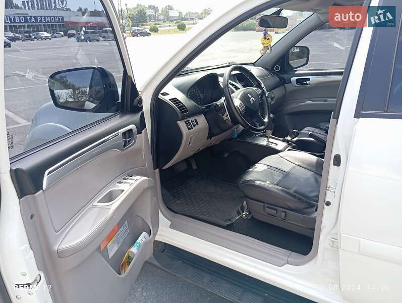 Внедорожник / Кроссовер Mitsubishi Pajero Sport 2012 в Ужгороде