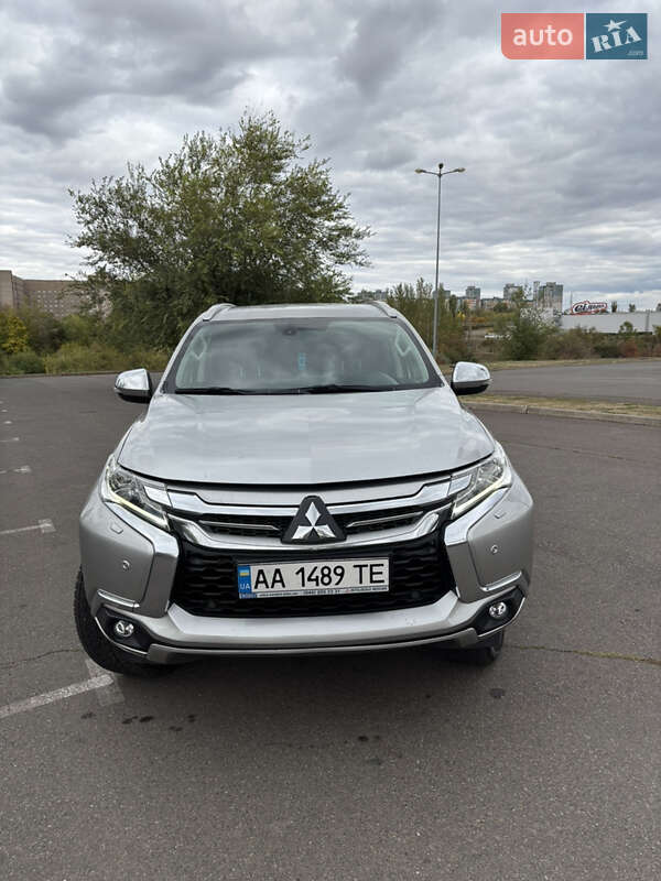 Позашляховик / Кросовер Mitsubishi Pajero Sport 2017 в Кривому Розі