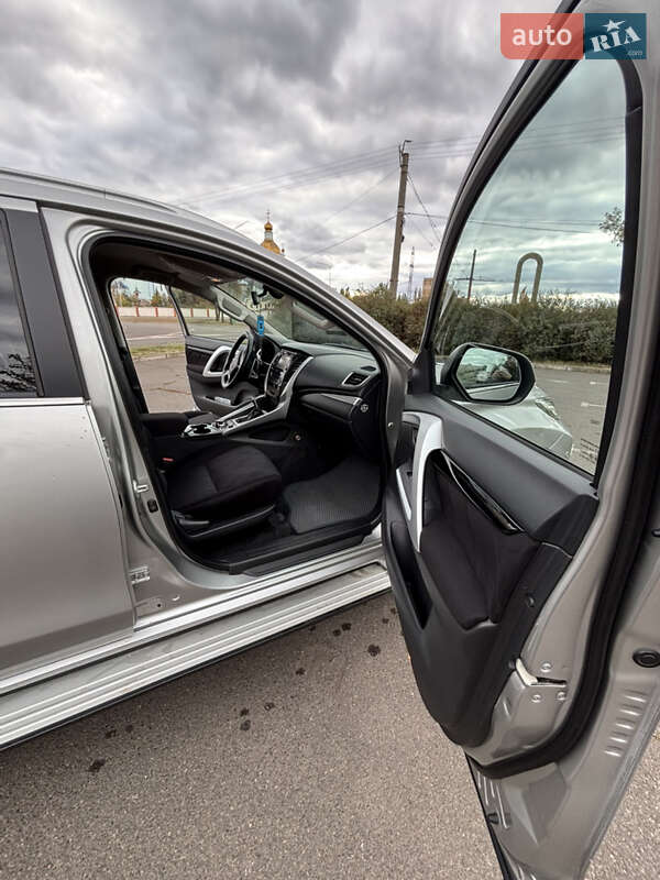 Позашляховик / Кросовер Mitsubishi Pajero Sport 2017 в Кривому Розі