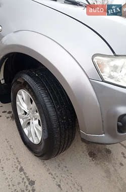 Позашляховик / Кросовер Mitsubishi Pajero Sport 2014 в 