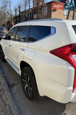 Внедорожник / Кроссовер Mitsubishi Pajero Sport 2016 в 