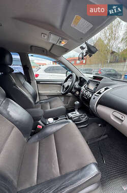 Позашляховик / Кросовер Mitsubishi Pajero Sport 2013 в 
