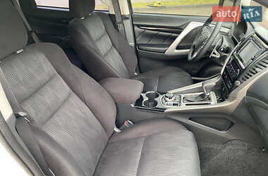 Позашляховик / Кросовер Mitsubishi Pajero Sport 2016 в 