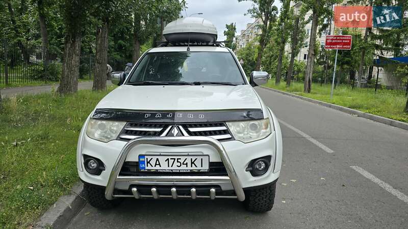 Внедорожник / Кроссовер Mitsubishi Pajero Sport 2014 в 