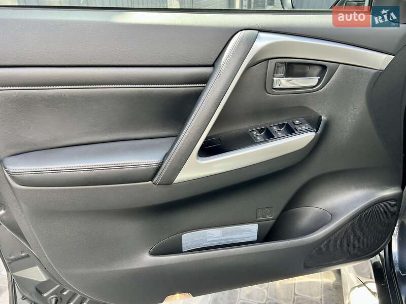 Внедорожник / Кроссовер Mitsubishi Pajero Sport 2019 в Киеве