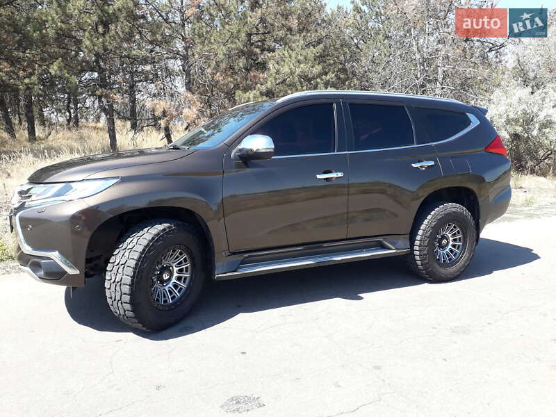 Внедорожник / Кроссовер Mitsubishi Pajero Sport 2016 в Еланце