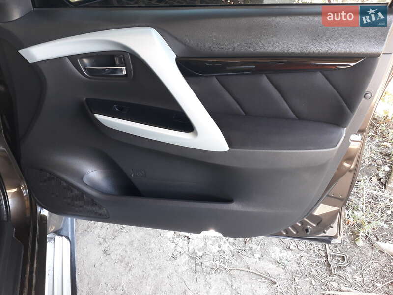 Внедорожник / Кроссовер Mitsubishi Pajero Sport 2016 в Еланце