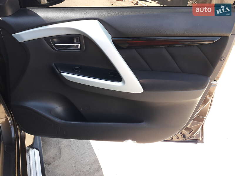 Внедорожник / Кроссовер Mitsubishi Pajero Sport 2016 в Еланце