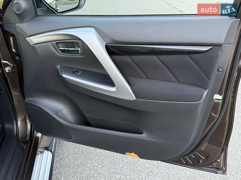 Позашляховик / Кросовер Mitsubishi Pajero Sport 2016 в Виноградові