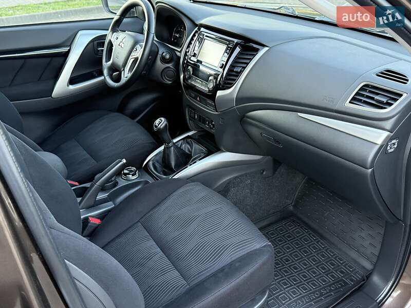 Позашляховик / Кросовер Mitsubishi Pajero Sport 2016 в Виноградові