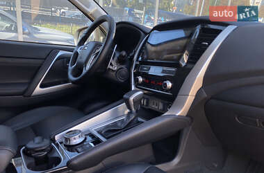 Позашляховик / Кросовер Mitsubishi Pajero Sport 2024 в 