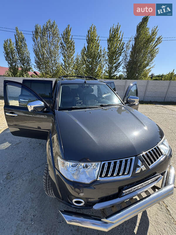 Внедорожник / Кроссовер Mitsubishi Pajero Sport 2012 в Одессе
