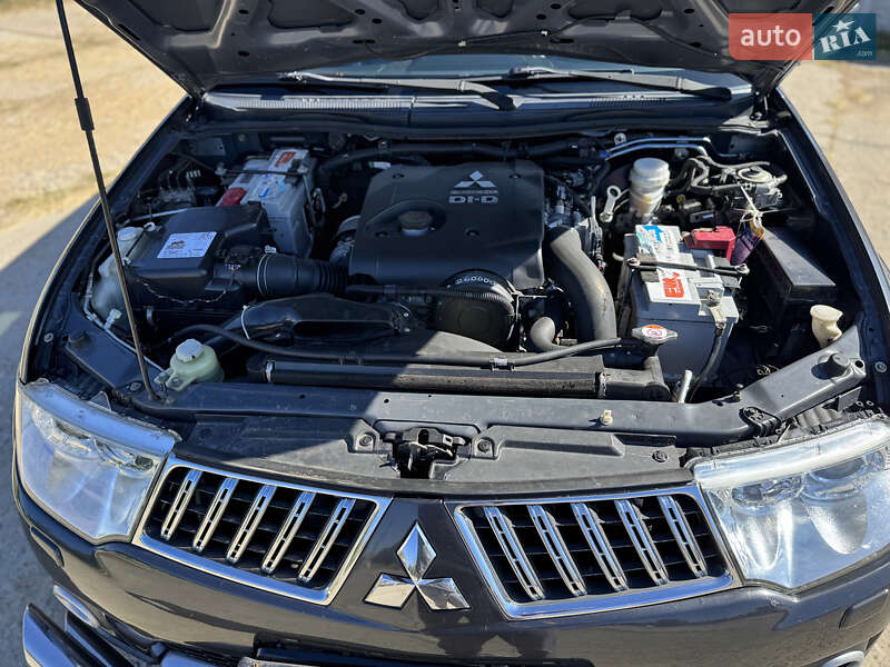 Внедорожник / Кроссовер Mitsubishi Pajero Sport 2012 в Одессе