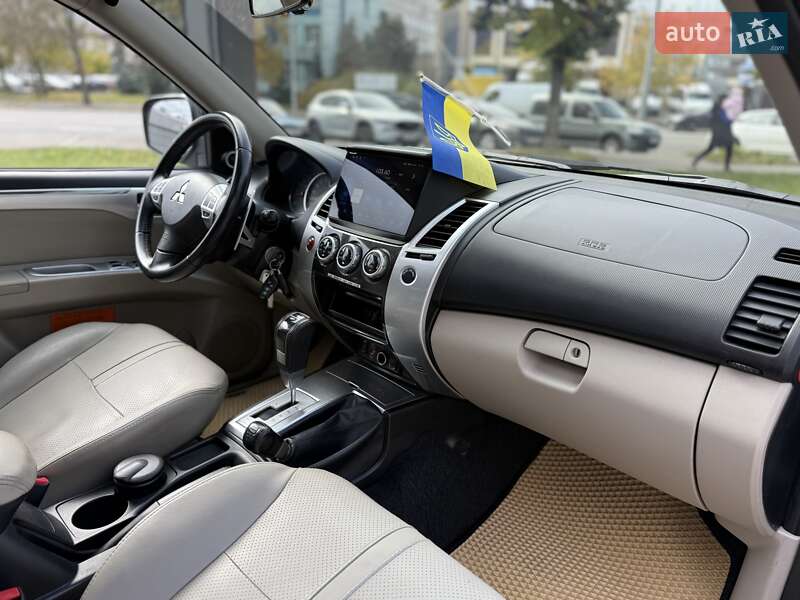 Внедорожник / Кроссовер Mitsubishi Pajero Sport 2012 в Киеве