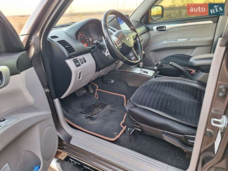 Внедорожник / Кроссовер Mitsubishi Pajero Sport 2012 в Чуднове