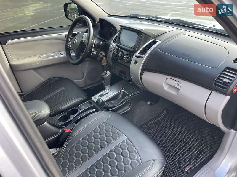 Внедорожник / Кроссовер Mitsubishi Pajero Sport 2010 в Киеве