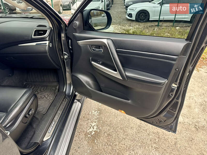 Внедорожник / Кроссовер Mitsubishi Pajero Sport 2019 в Киеве