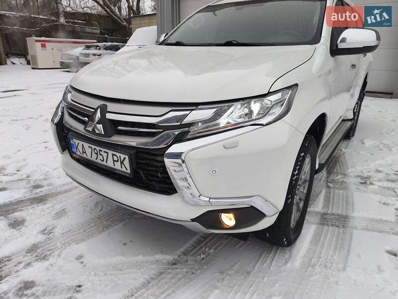 Позашляховик / Кросовер Mitsubishi Pajero Sport 2016 в Києві