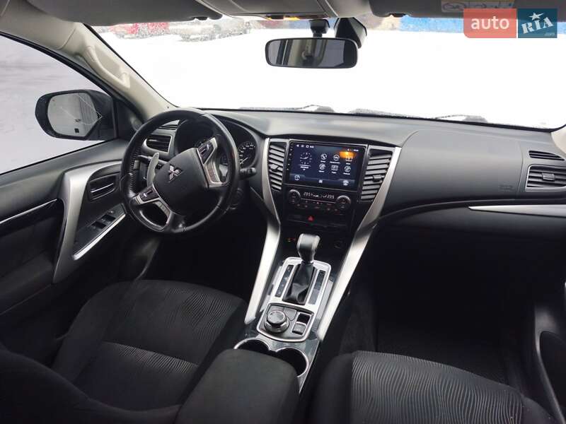 Позашляховик / Кросовер Mitsubishi Pajero Sport 2016 в Києві