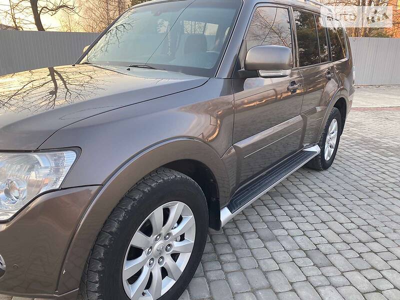 Позашляховик / Кросовер Mitsubishi Pajero Wagon 2011 в 