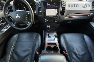 Позашляховик / Кросовер Mitsubishi Pajero Wagon 2011 в 