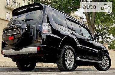 Позашляховик / Кросовер Mitsubishi Pajero Wagon 2015 в 