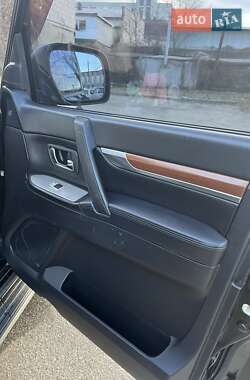 Внедорожник / Кроссовер Mitsubishi Pajero Wagon 2011 в 