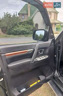Внедорожник / Кроссовер Mitsubishi Pajero Wagon 2011 в 