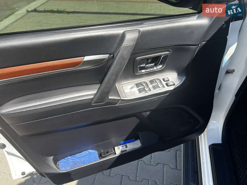 Внедорожник / Кроссовер Mitsubishi Pajero Wagon 2012 в Малине