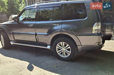 Позашляховик / Кросовер Mitsubishi Pajero Wagon 2013 в 