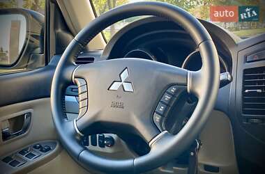 Внедорожник / Кроссовер Mitsubishi Pajero Wagon 2007 в 